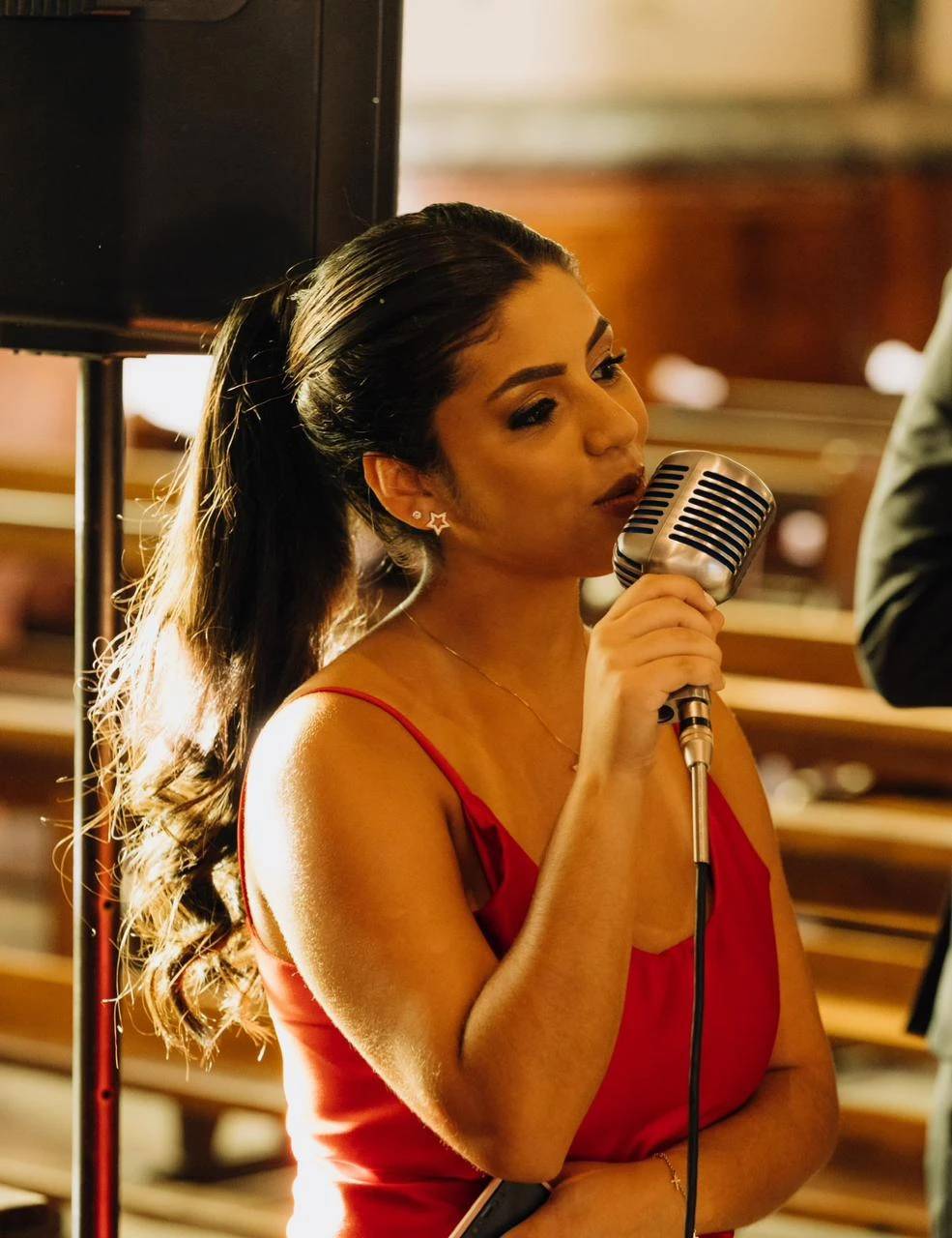 Do violão aos altares: Thaiane Madeira espalha o amor pelo Sul catarinense — foto 4