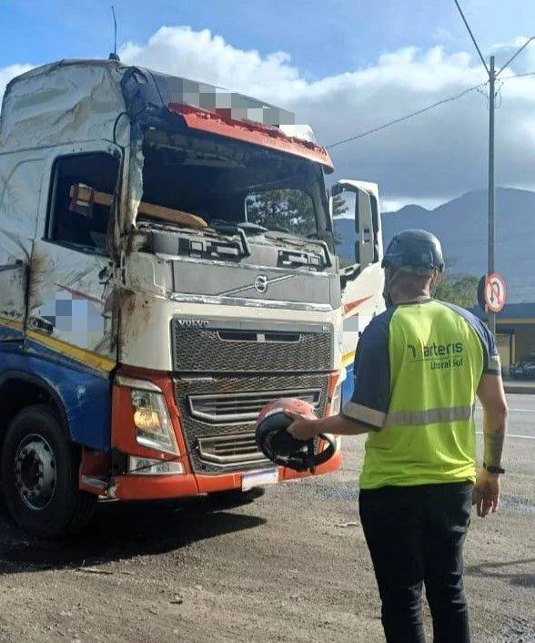 BR-101: motorista é flagrado dirigindo carreta sem para-brisa e vidros laterais — foto 1