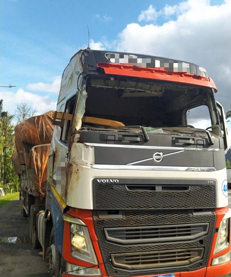 BR-101: motorista é flagrado dirigindo carreta sem para-brisa e vidros laterais — foto 2