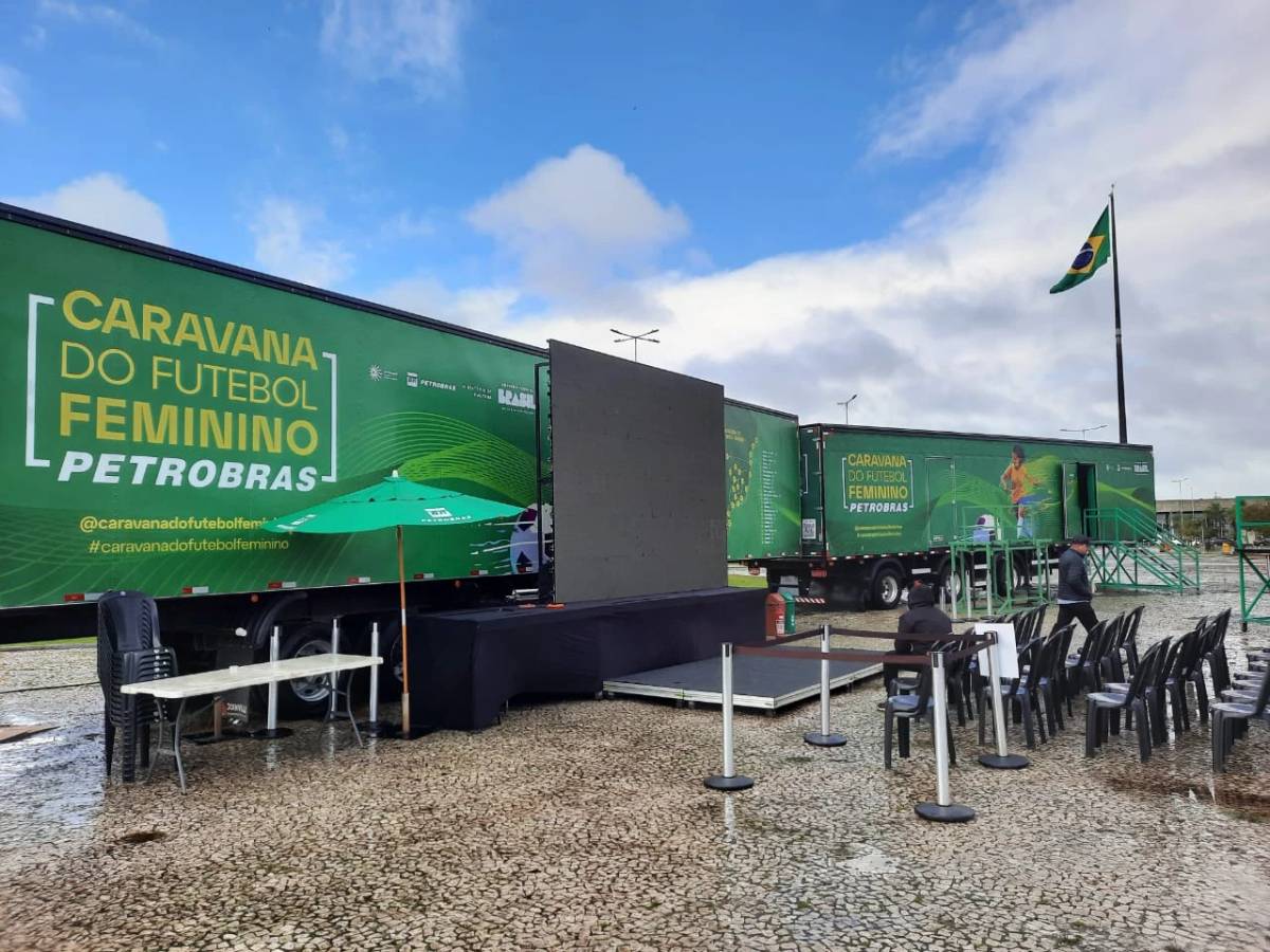 Carretas da Caravana do Futebol Feminino Petrobras são instaladas em Criciúma — foto 2