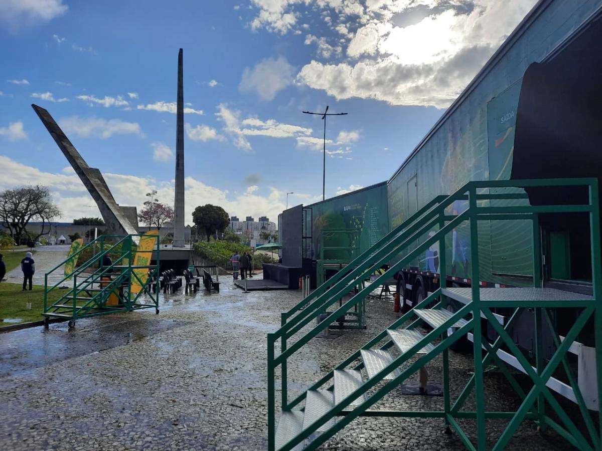 Carretas da Caravana do Futebol Feminino Petrobras são instaladas em Criciúma — foto 1