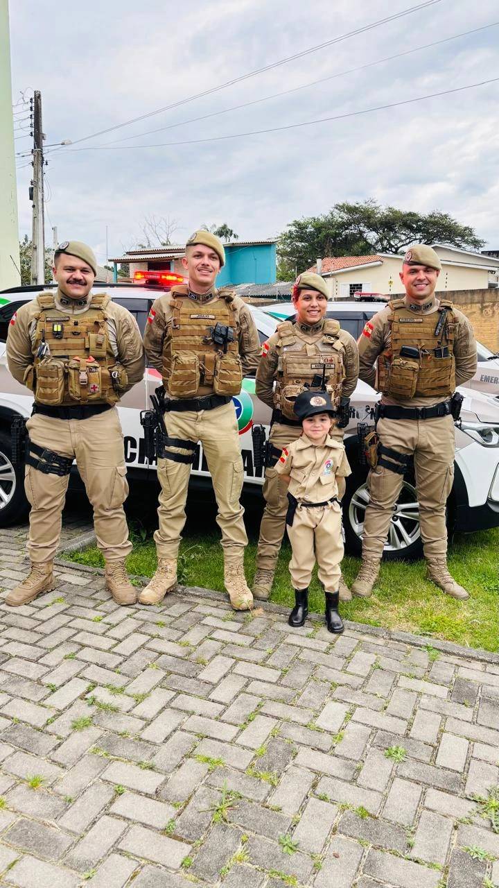 Policiais Militares de Criciúma surpreendem criança e comemoram aniversário juntos — foto 2