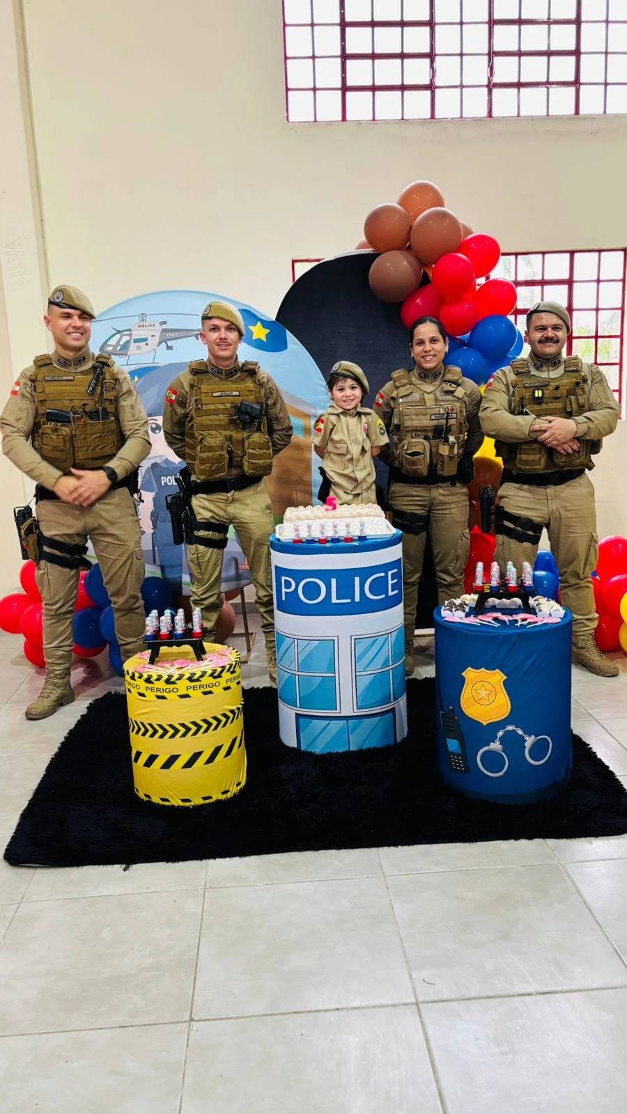 Policiais Militares de Criciúma surpreendem criança e comemoram aniversário juntos — foto 1