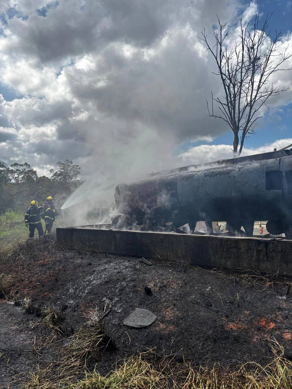 Incêndio destrói tanque de armazenamento de piche em Criciúma — foto 2