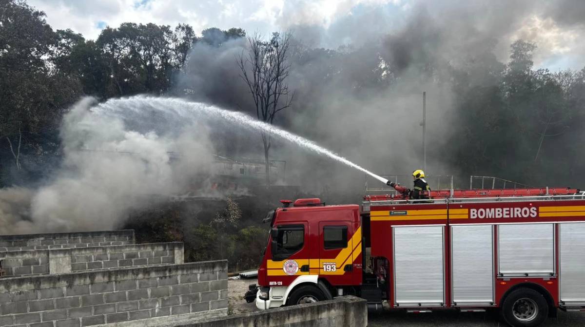 Incêndio destrói tanque de armazenamento de piche em Criciúma — foto 3