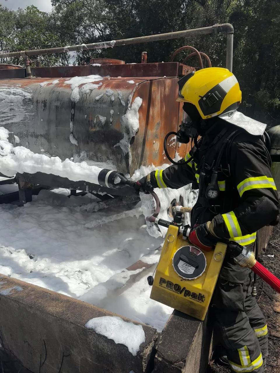 Incêndio destrói tanque de armazenamento de piche em Criciúma — foto 1