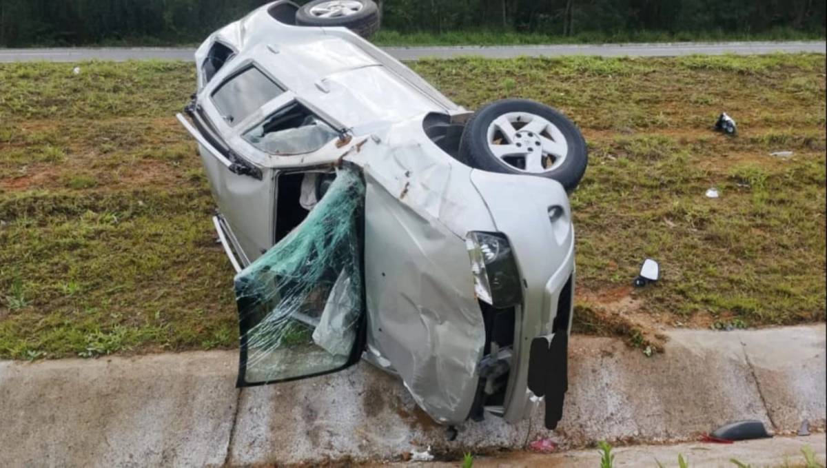 Carro capota na Via Rápida e jovem escapa ilesa de acidente — foto 1