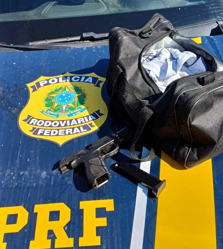 Fotos: trio é flagrado com pistola carregada e mais de 60 celulares furtados — foto 3