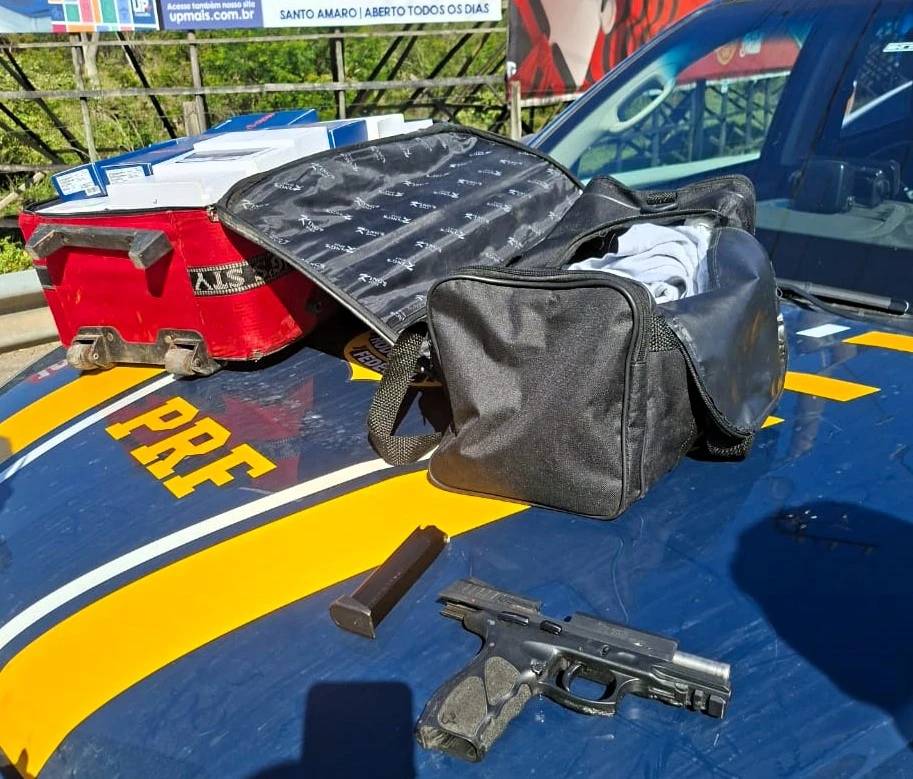 Fotos: trio é flagrado com pistola carregada e mais de 60 celulares furtados — foto 2