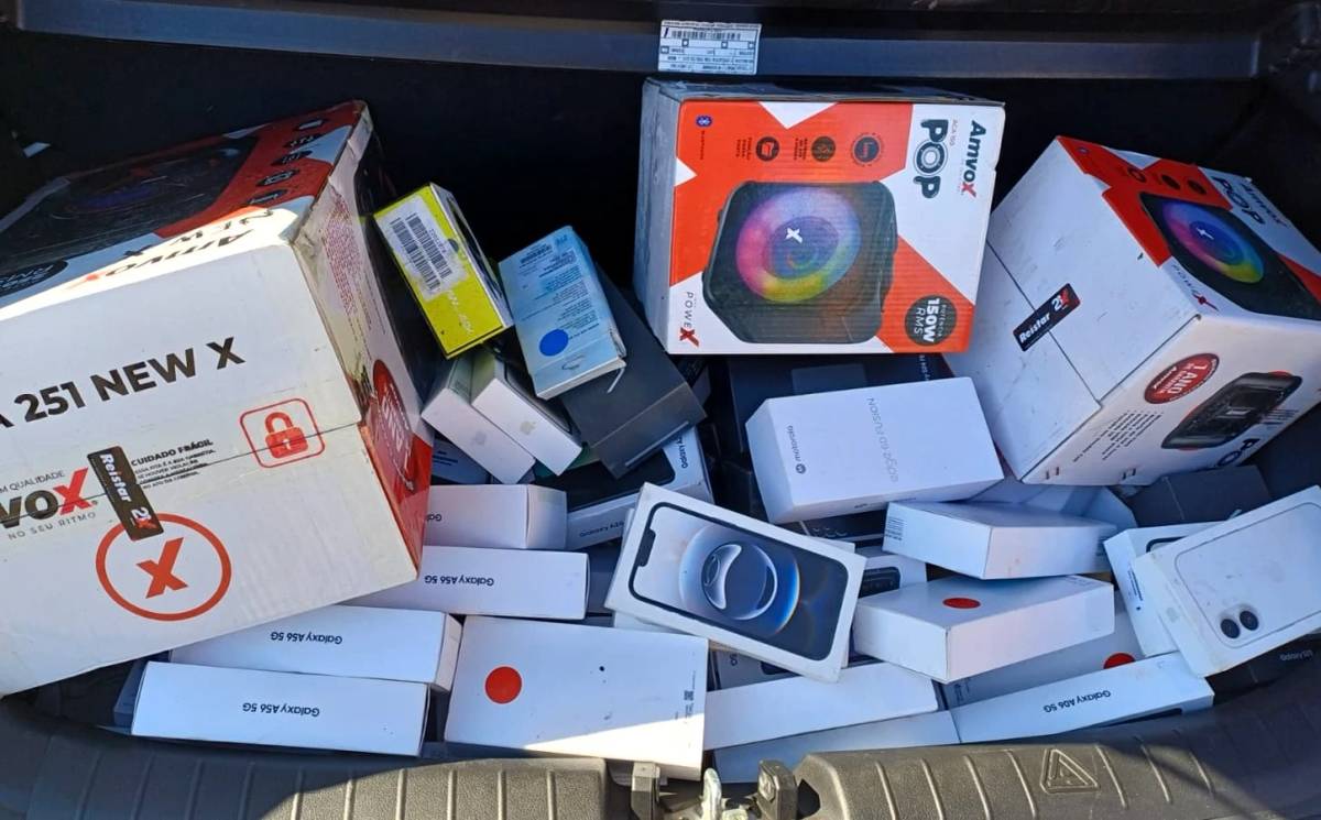 Fotos: trio é flagrado com pistola carregada e mais de 60 celulares furtados — foto 1