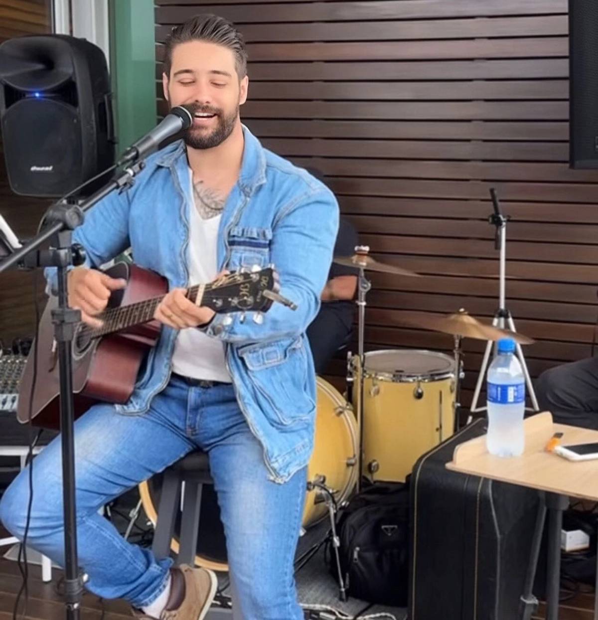 Cantor sertanejo usa a emoção para transformar shows em experiências de conexão e alegria — foto 1