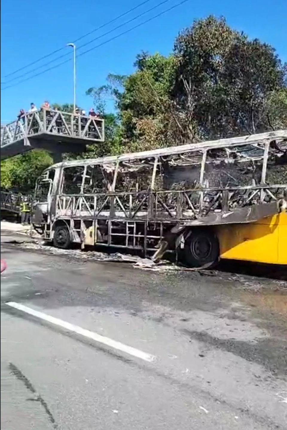 Vídeo: acidente incendeia ônibus e deixa uma pessoa morta em Santa Catarina — foto 1