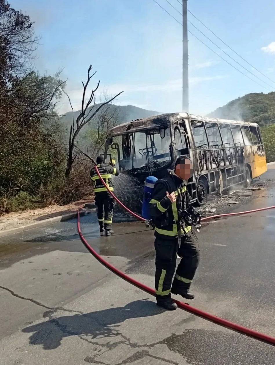 Vídeo: acidente incendeia ônibus e deixa uma pessoa morta em Santa Catarina — foto 2