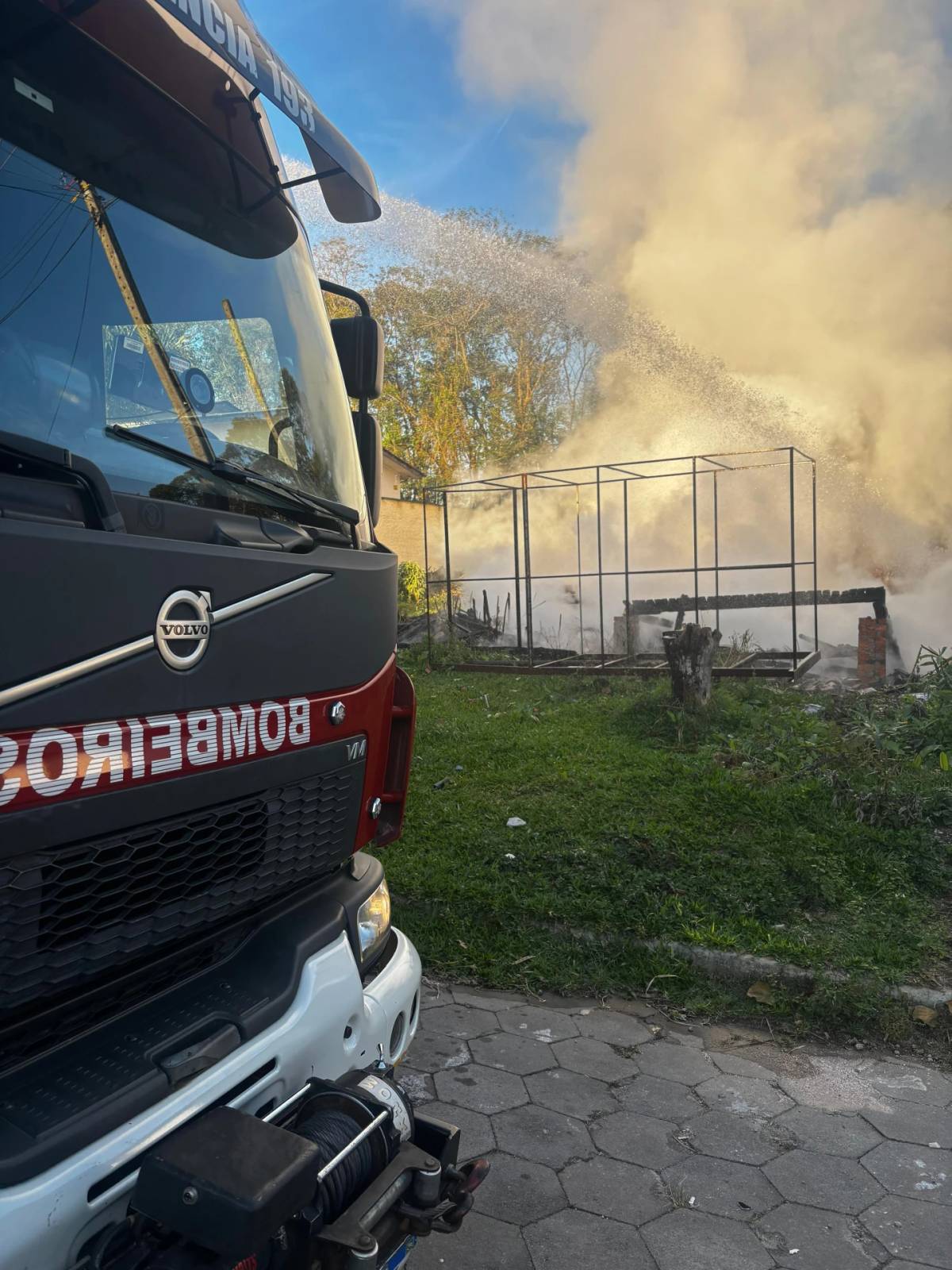 Fotos: casa abandonada é destruída por incêndio em Criciúma — foto 1