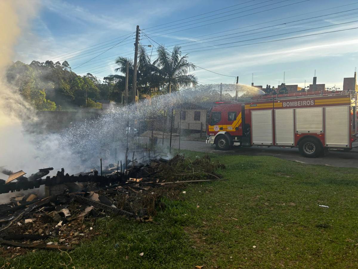 Fotos: casa abandonada é destruída por incêndio em Criciúma — foto 2