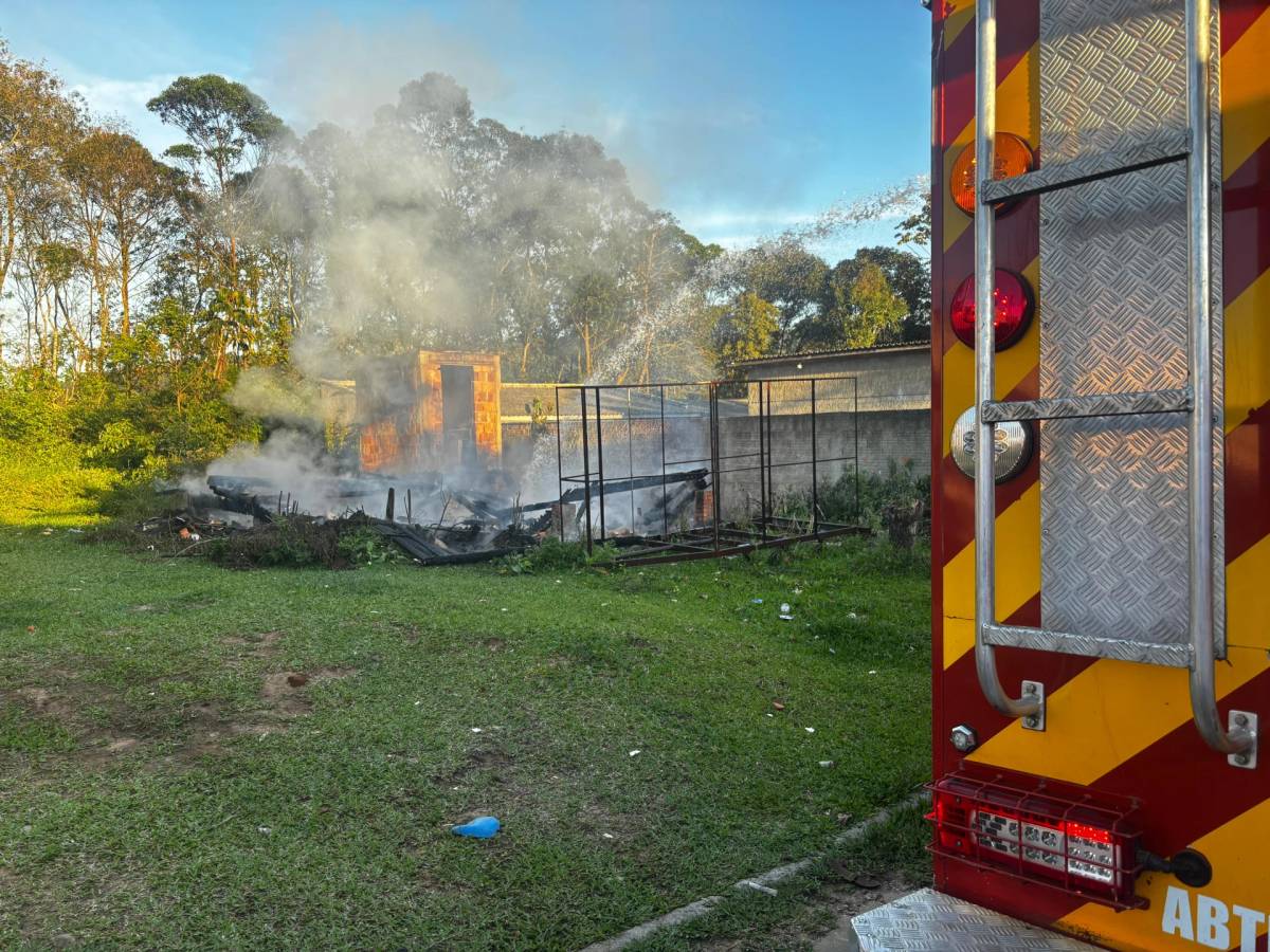 Fotos: casa abandonada é destruída por incêndio em Criciúma — foto 4