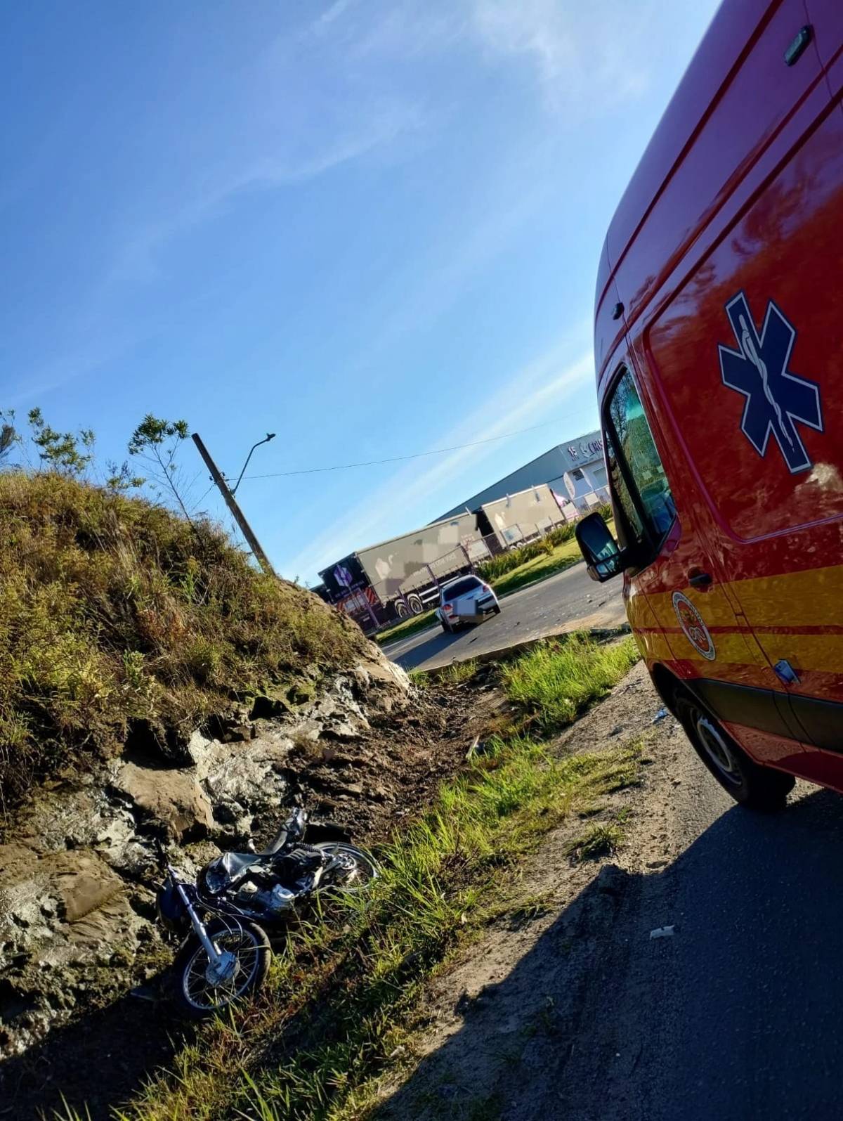 Jovem tem pé amputado após grave acidente entre carro e moto — foto 1