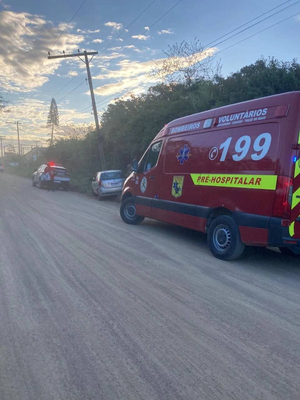 Motorista fica ferida após colidir carro contra poste — foto 2