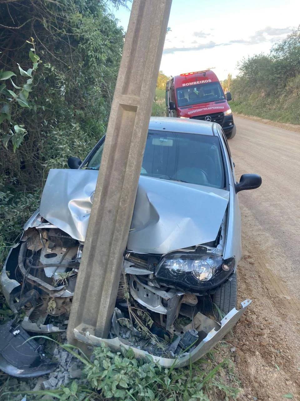 Motorista fica ferida após colidir carro contra poste — foto 1