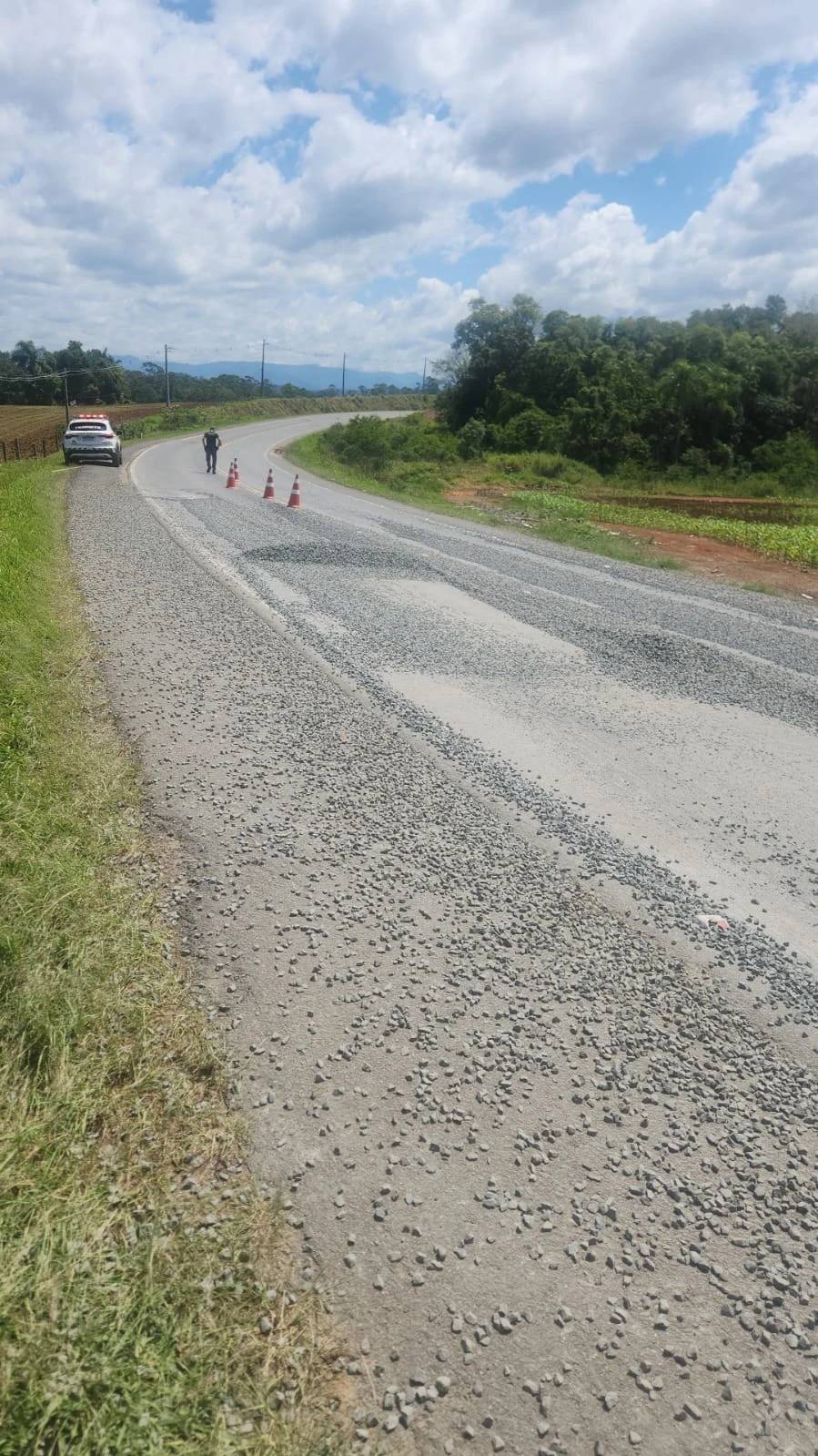 Fotos e vídeos: brita espalhada em rodovia causa capotamento de carro em Criciúma — foto 1