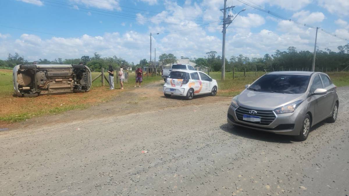 Fotos e vídeos: brita espalhada em rodovia causa capotamento de carro em Criciúma — foto 5