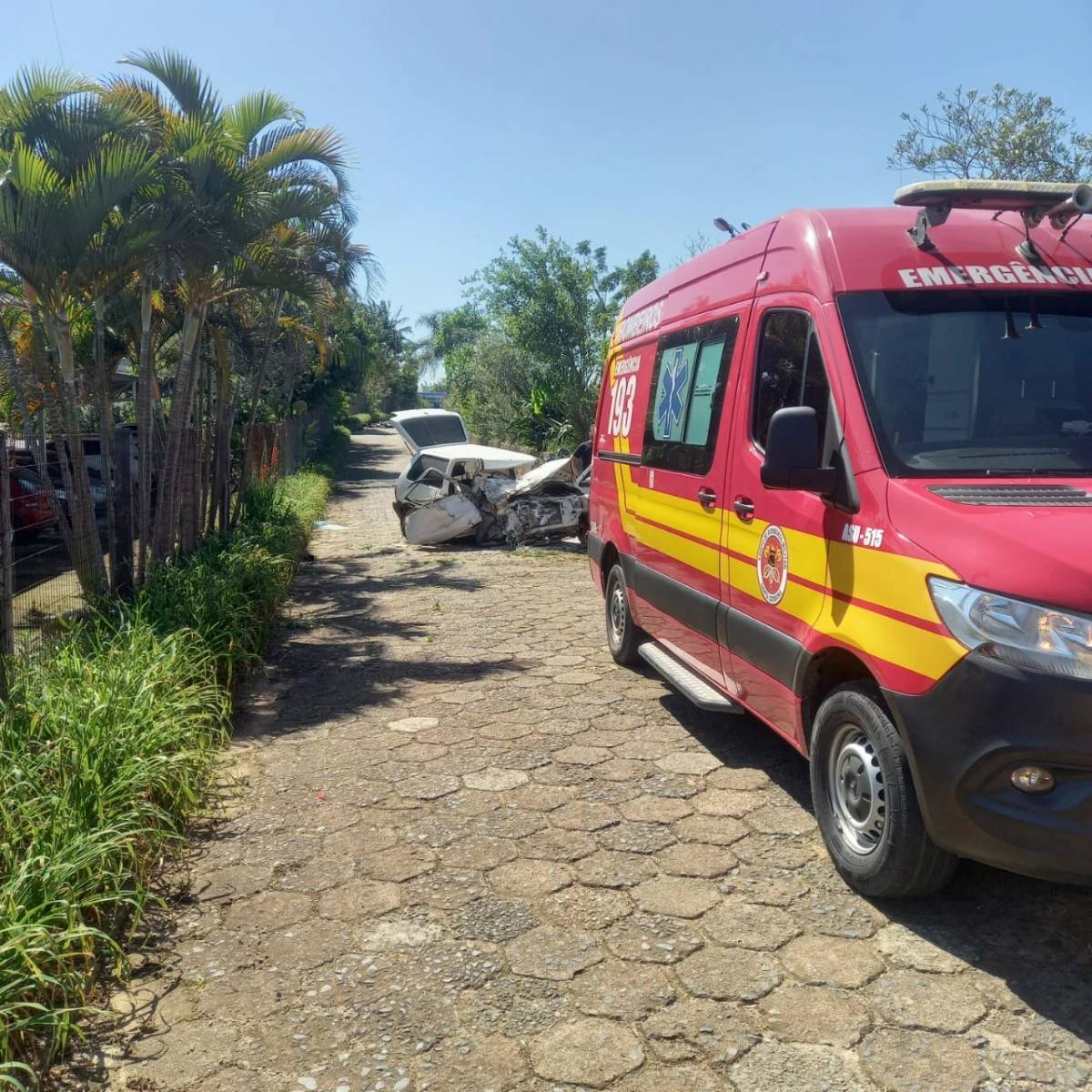 Colisão entre carro e caminhão deixa motorista ferido na SC-445 — foto 1