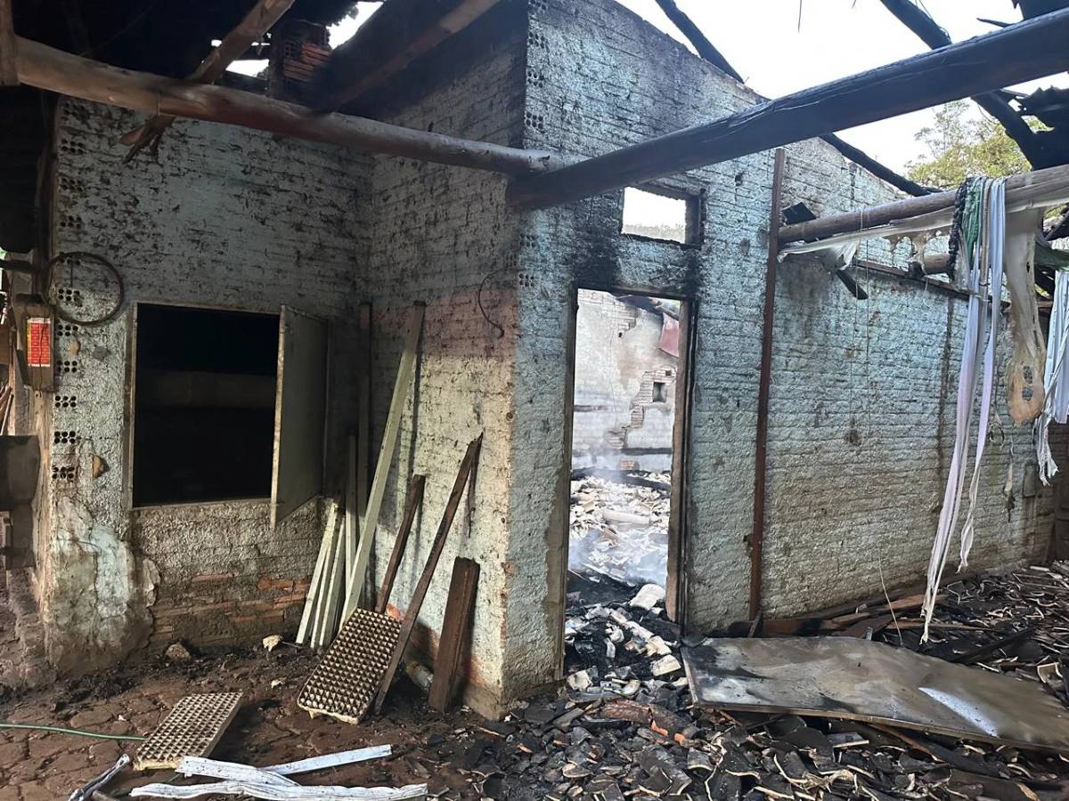 Estufa de fumo é destruída por incêndio durante a madrugada — foto 1