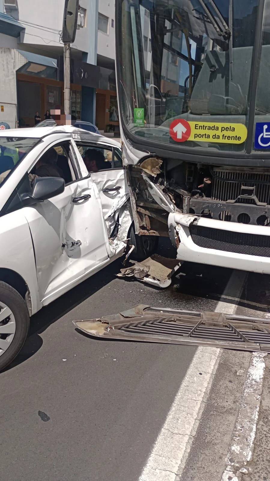 Fotos e vídeo: motorista e gestante são atendidos após colisão entre carro e ônibus na avenida Centenário — foto 2