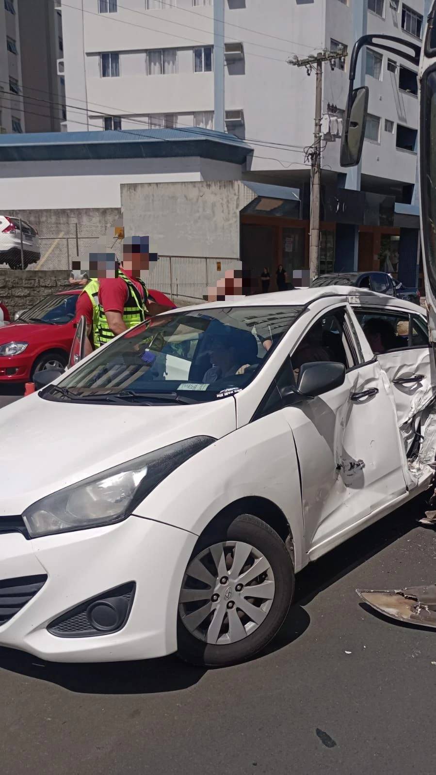 Fotos e vídeo: motorista e gestante são atendidos após colisão entre carro e ônibus na avenida Centenário — foto 3