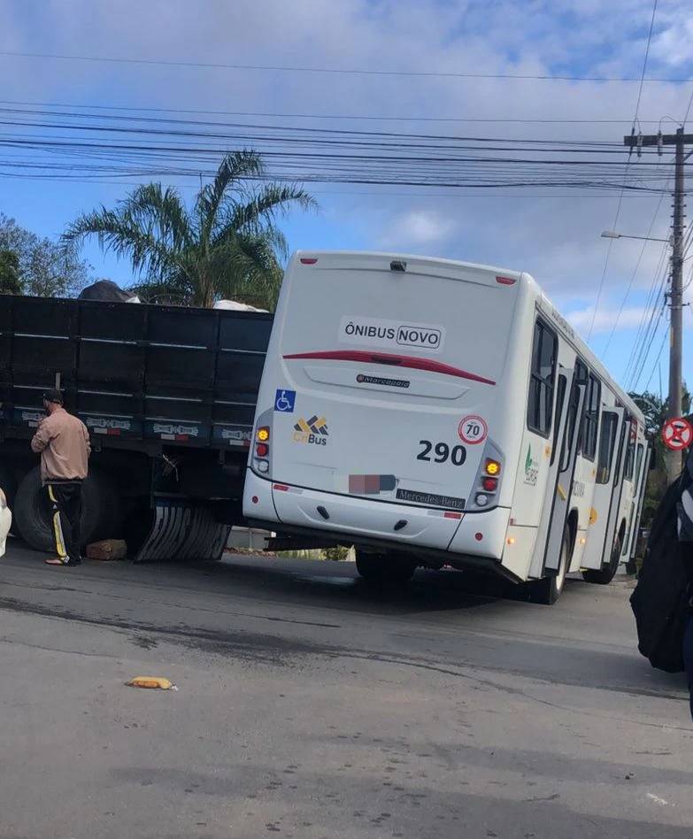 Fotos: caminhão desce rua de ré e colide com ônibus em Criciúma — foto 1