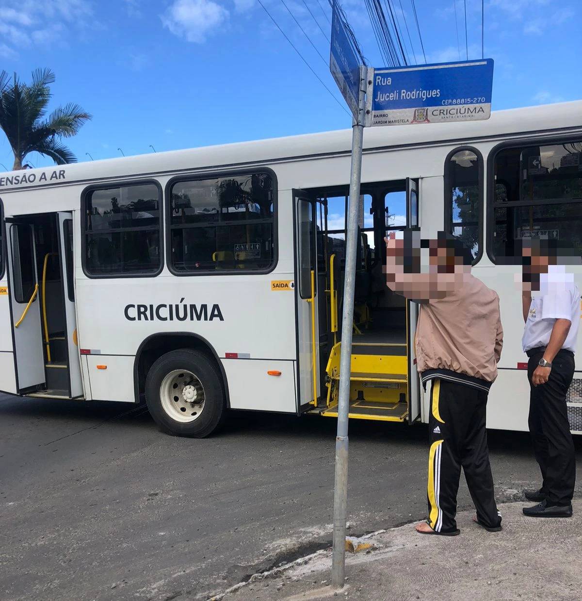 Fotos: caminhão desce rua de ré e colide com ônibus em Criciúma — foto 4