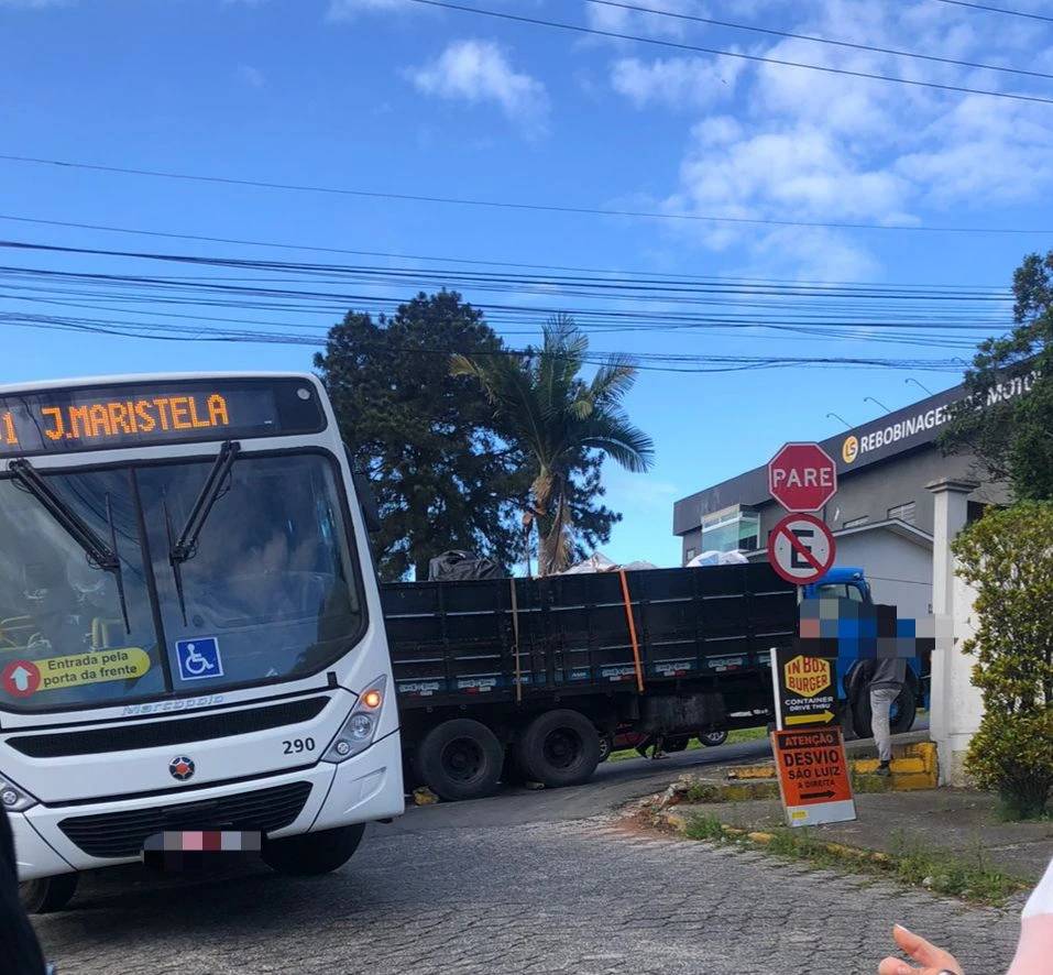 Fotos: caminhão desce rua de ré e colide com ônibus em Criciúma — foto 2