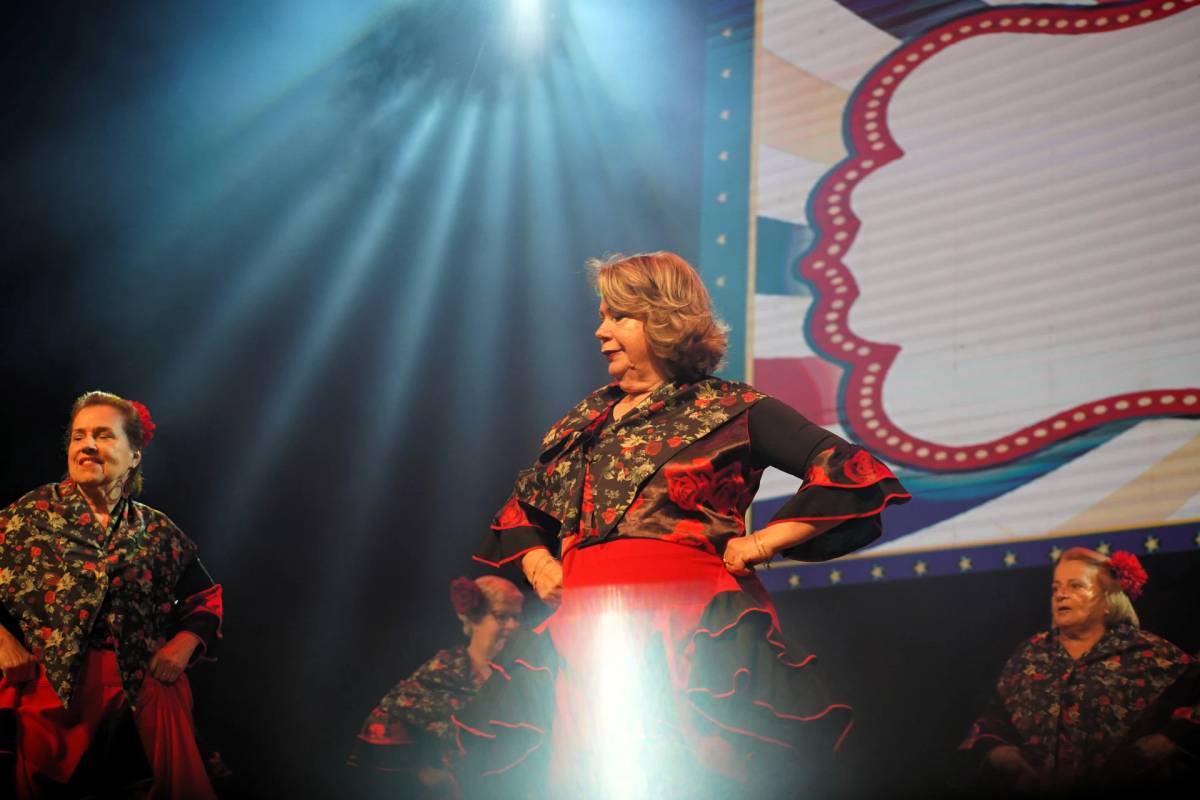Show de Talentos da Afasc: terceira idade encanta com alegria e emoção no Teatro Elias Angeloni — foto 3