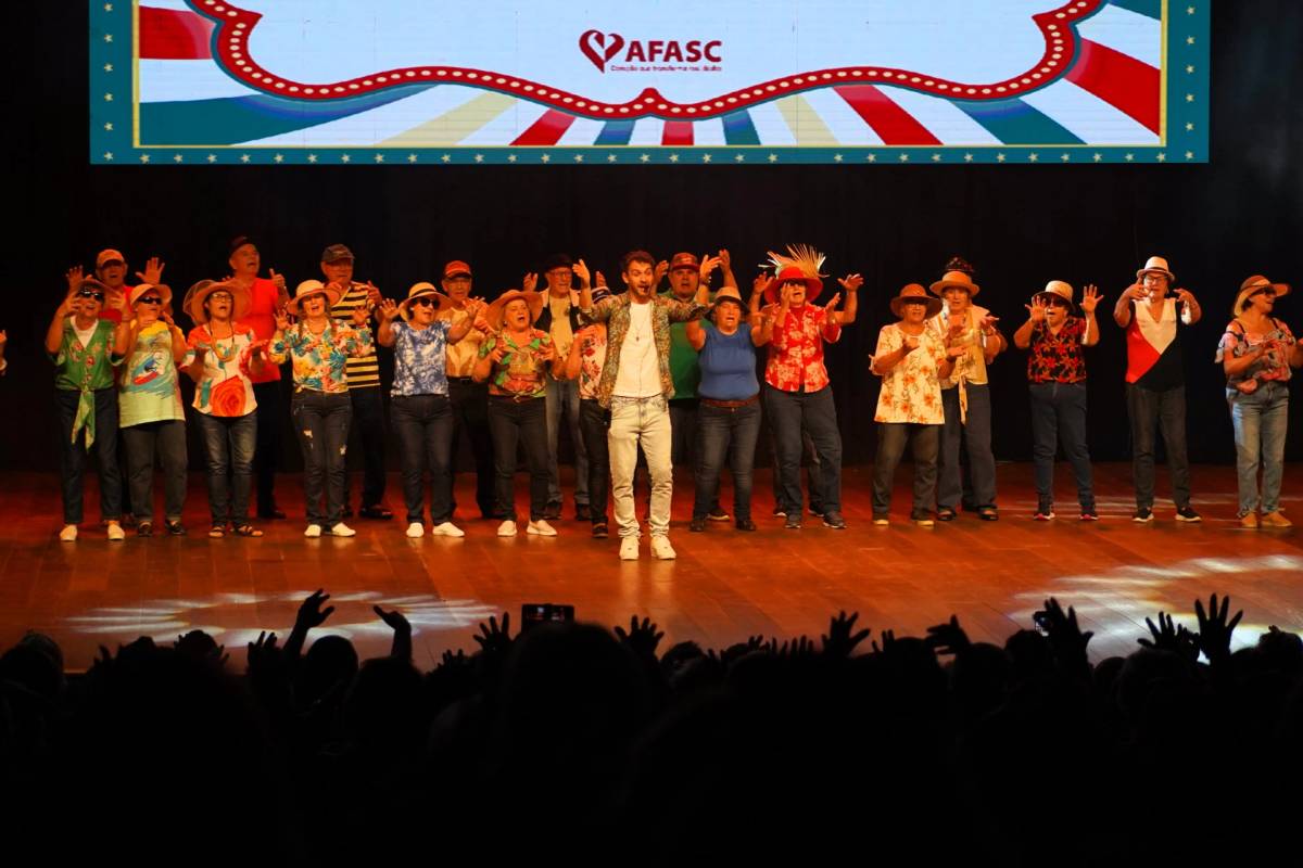 Show de Talentos da Afasc: terceira idade encanta com alegria e emoção no Teatro Elias Angeloni — foto 1