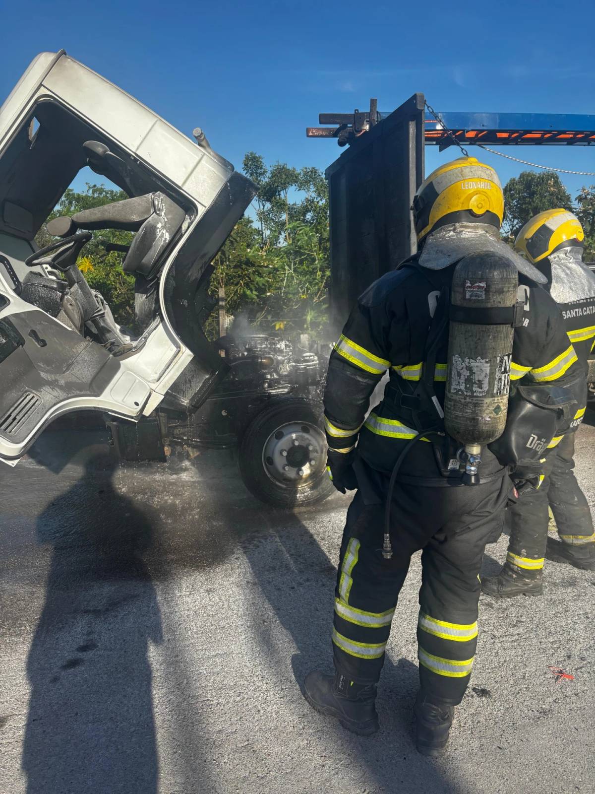 Criciúma: funcionários combatem incêndio em caminhão de poda antes da chegada dos bombeiros — foto 1