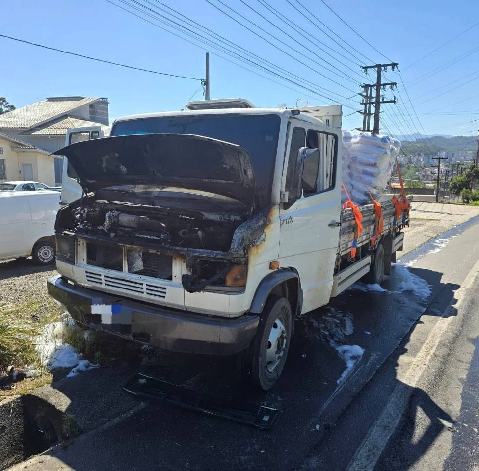 Caminhão com carga avaliada em R$ 30 mil é atingido por incêndio na SC-108 — foto 1