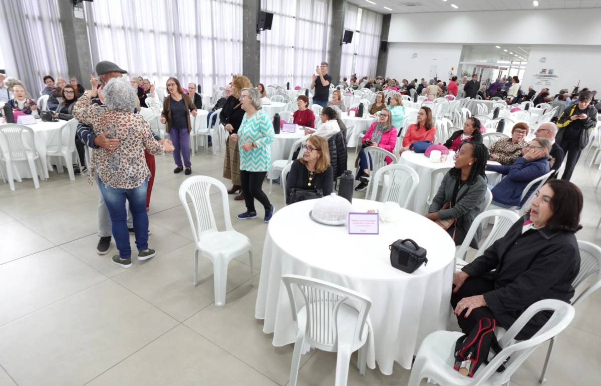 Curso instrui idosos sobre medidas de segurança para o uso do celular — foto 1