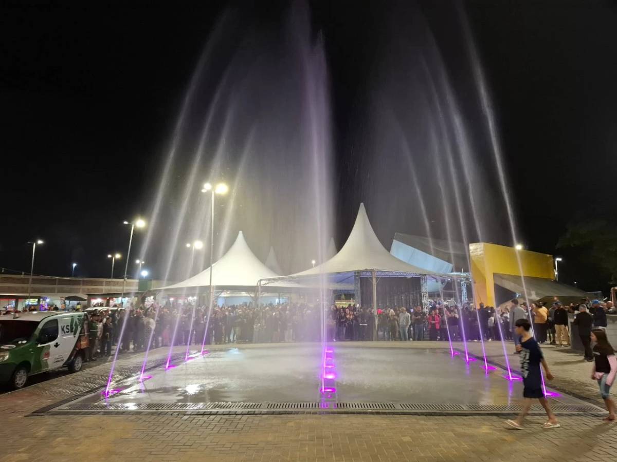 Vídeos: funcionamento do chafariz é mostrado na inauguração do parque da Santa Luzia — foto 2