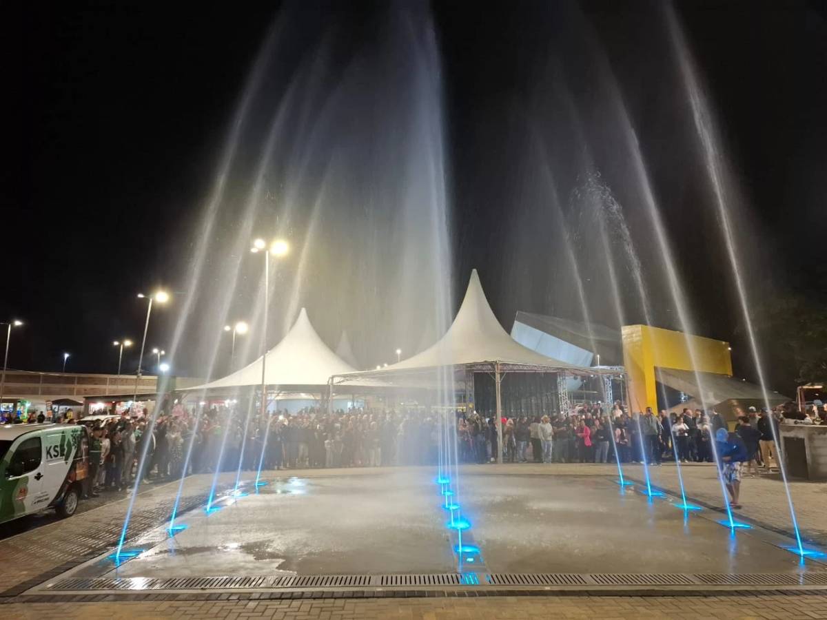 Vídeos: funcionamento do chafariz é mostrado na inauguração do parque da Santa Luzia — foto 1