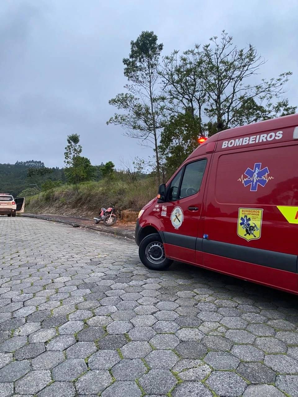 Colisão entre moto e quadriciclo deixa jovem ferido — foto 1