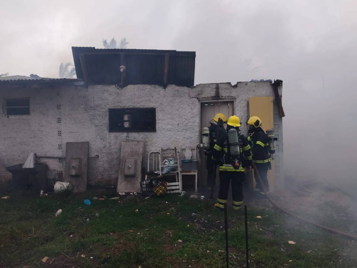 Residência que vítima de feminicídio foi encontrada morta é destruída por incêndio — foto 1