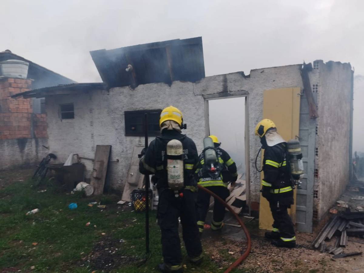 Residência que vítima de feminicídio foi encontrada morta é destruída por incêndio — foto 2