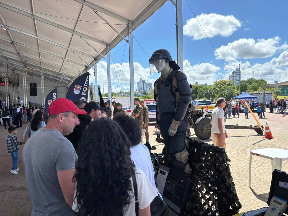 Fotos e vídeo: forças de segurança realizam exposições e desfile em Criciúma — foto 7