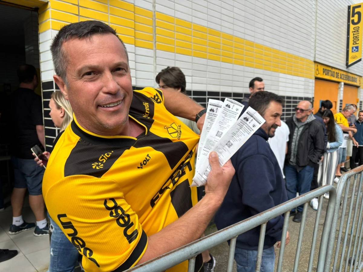 Torcedor já garantiu o ingresso para a partida deste domingo. (Foto: Fabrício Júnior/Engeplus)