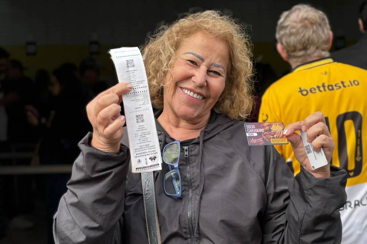 Torcedora já garantiu o ingresso para a partida deste domingo. (Foto: Fabrício Júnior/Engeplus)