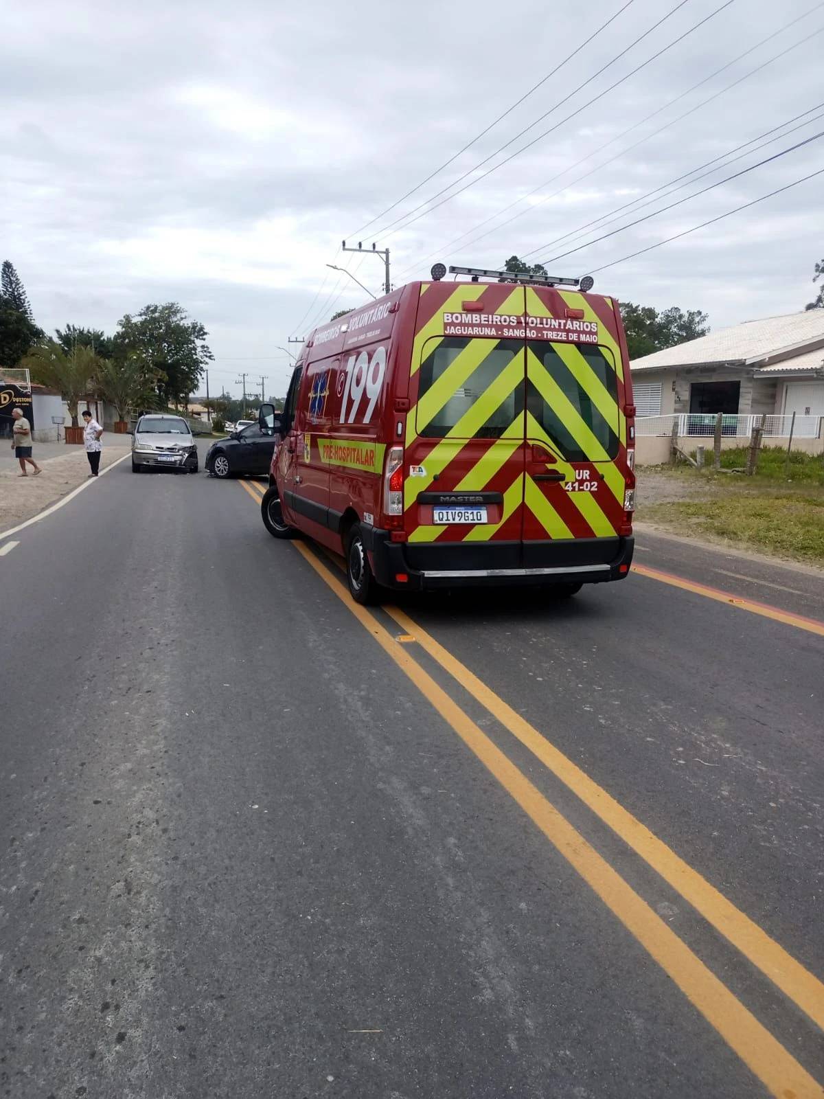 Idosa é conduzida ao hospital após colisão entre carros — foto 1