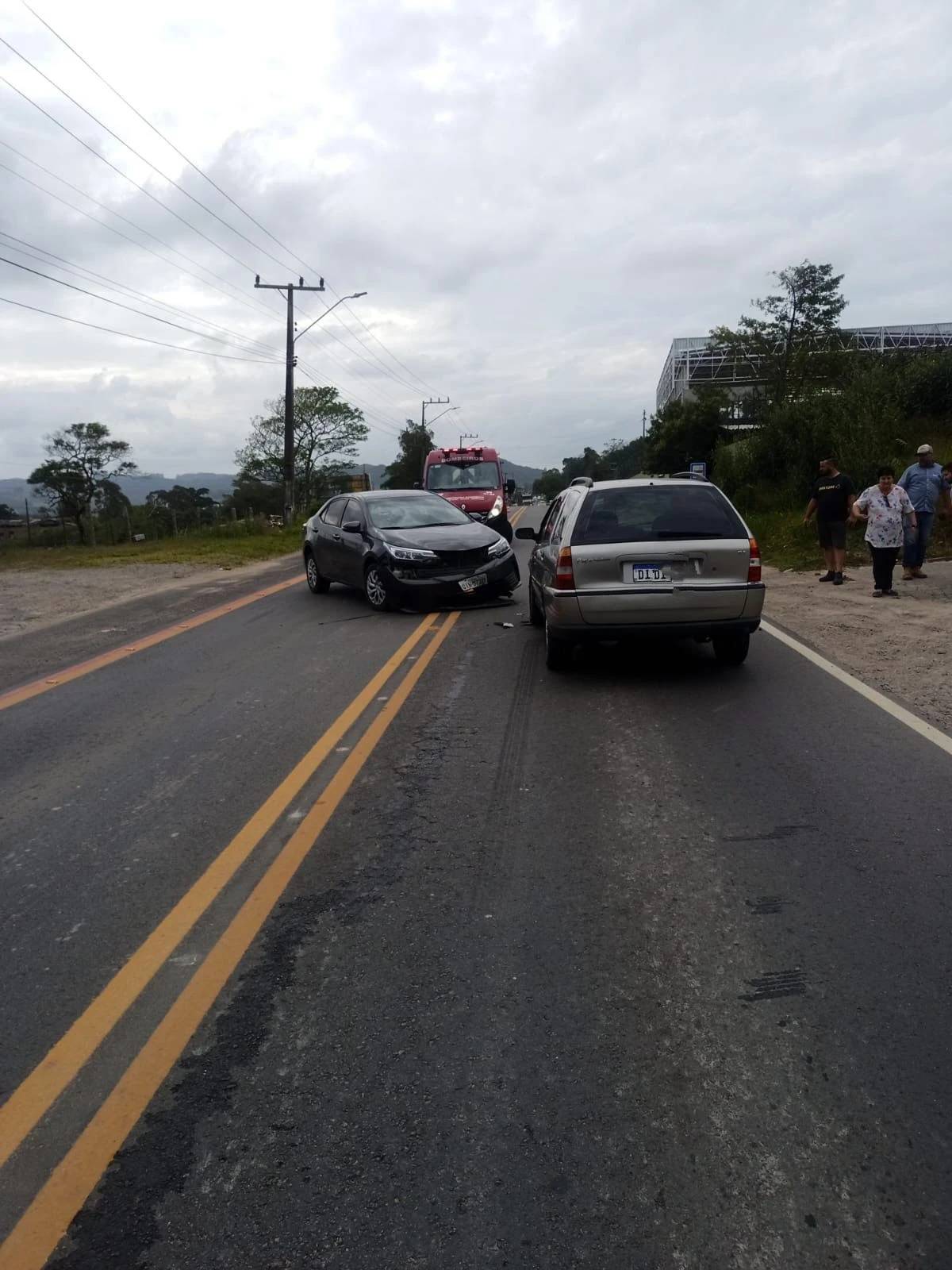 Idosa é conduzida ao hospital após colisão entre carros — foto 2