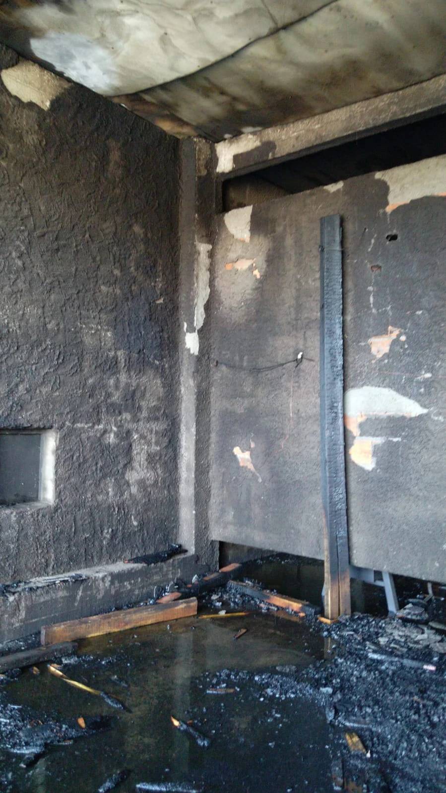 Bombeiros utilizam 23 mil litros de água para combater incêndio em madeireira — foto 1