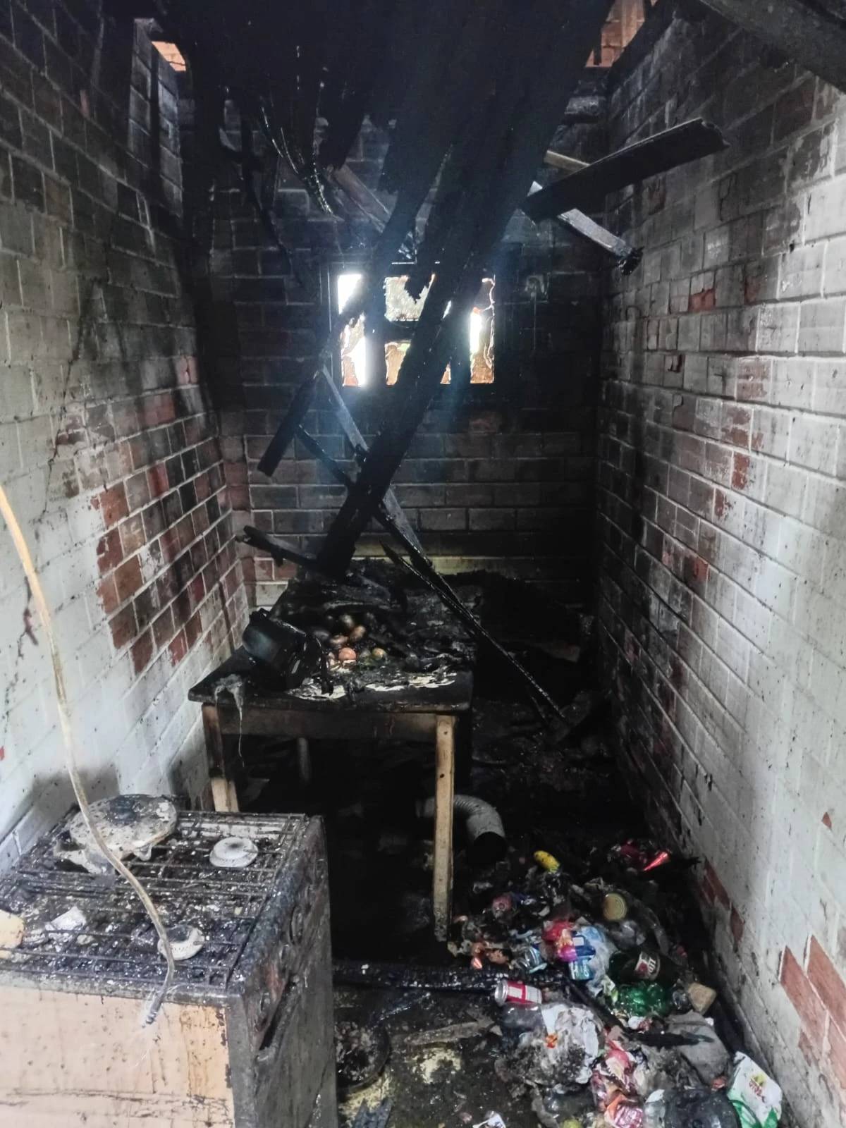 Edificação residencial é destruída por incêndio em Urussanga; veja fotos — foto 1