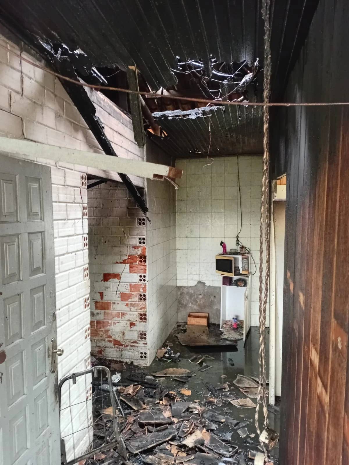 Edificação residencial é destruída por incêndio em Urussanga; veja fotos — foto 2